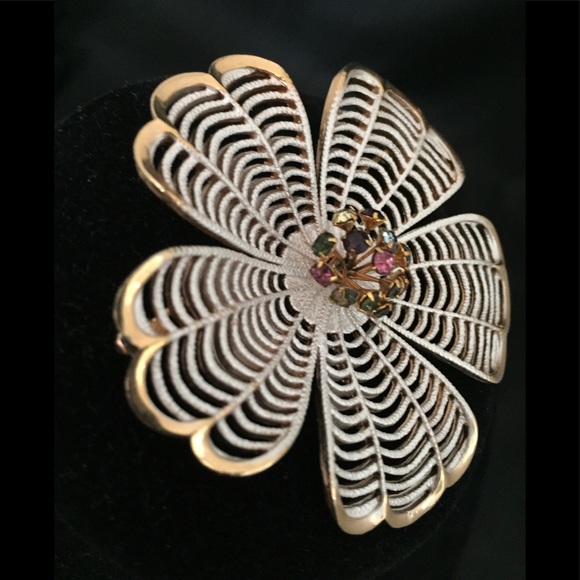 Vintage Flower Brooch - Picture 2 of 5